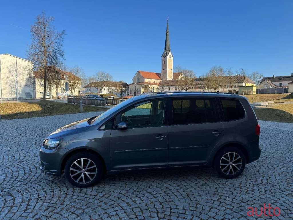 2014' Volkswagen Touran photo #3