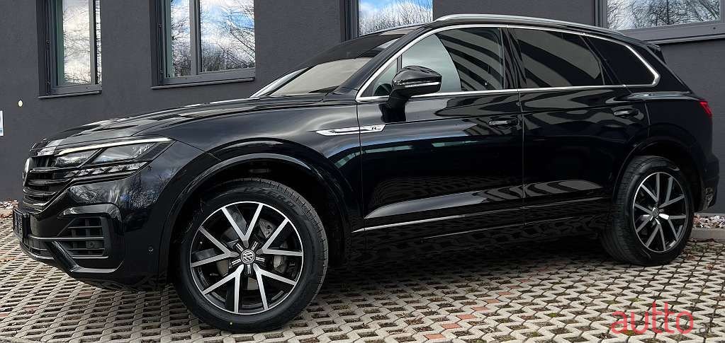 2018' Volkswagen Touareg photo #2