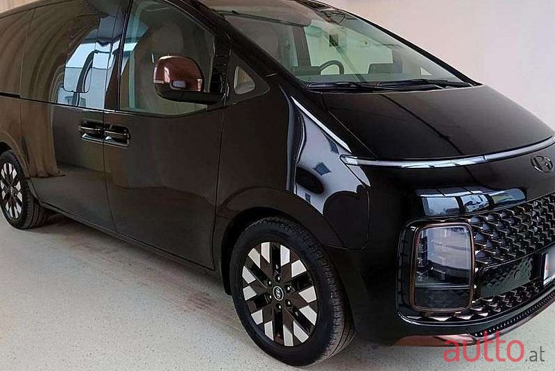 2022' Hyundai Staria photo #1