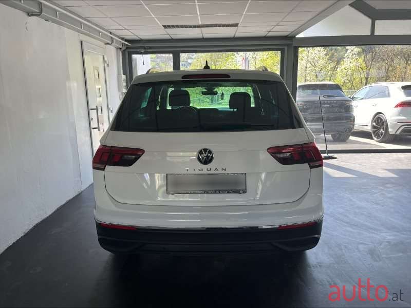 2022' Volkswagen Tiguan photo #5