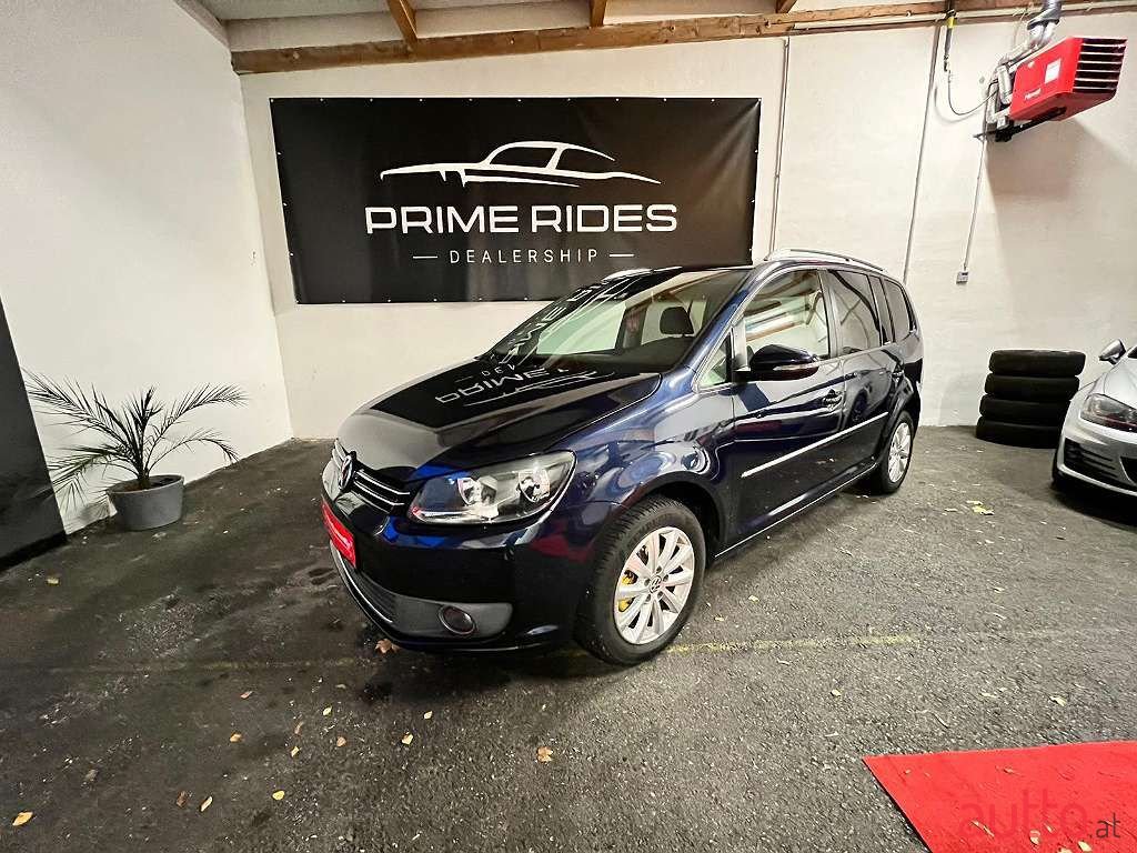 2011' Volkswagen Touran photo #1