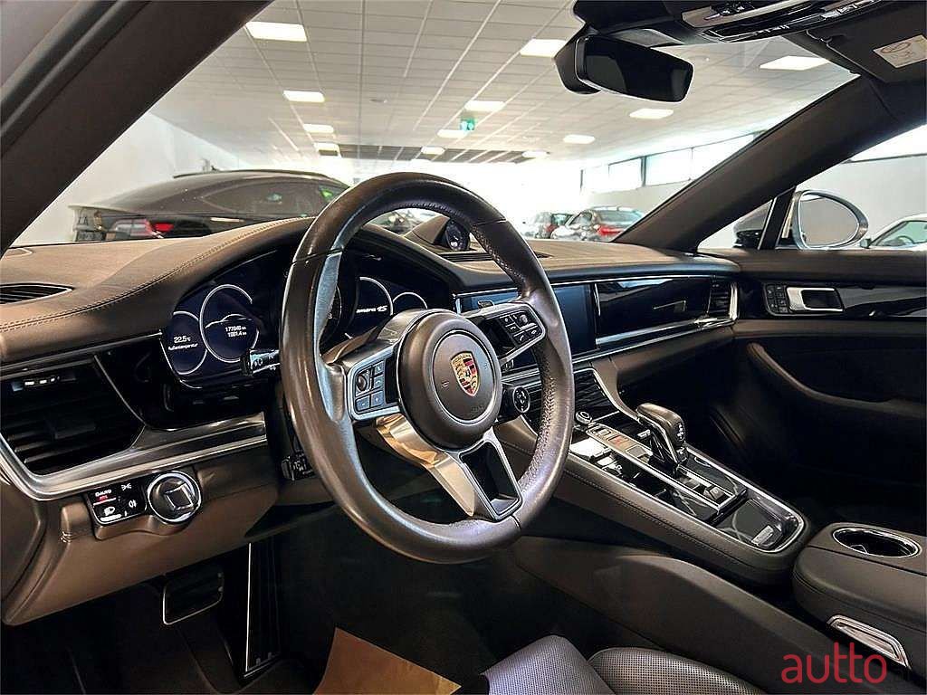 2018' Porsche Panamera photo #3