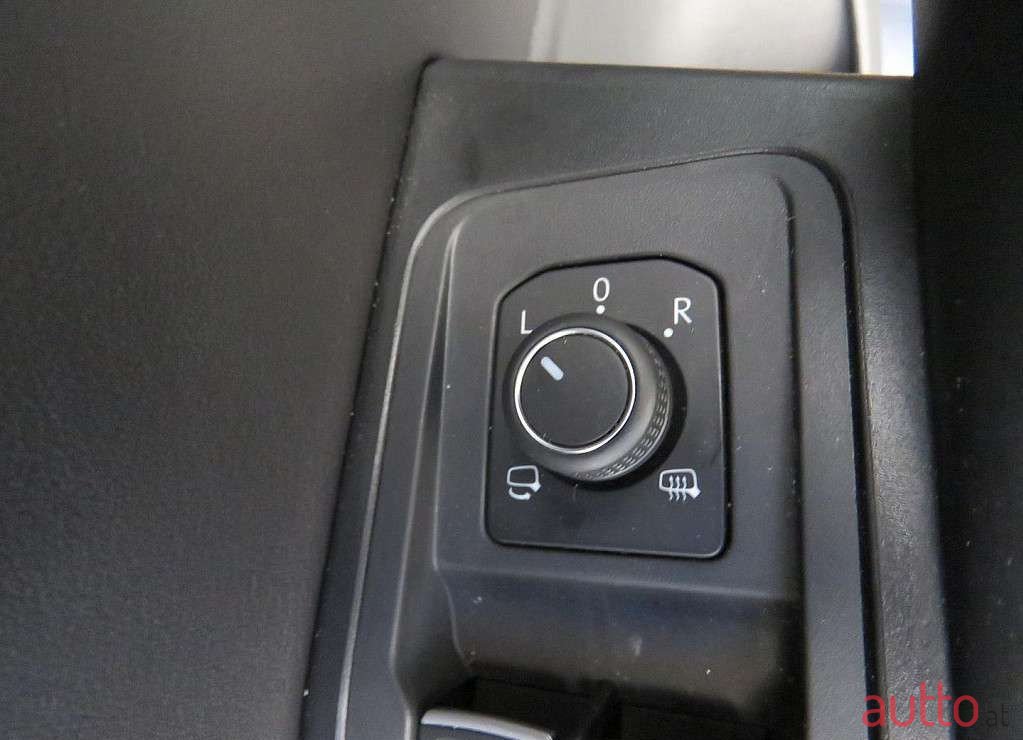 2022' Volkswagen T-Roc photo #4