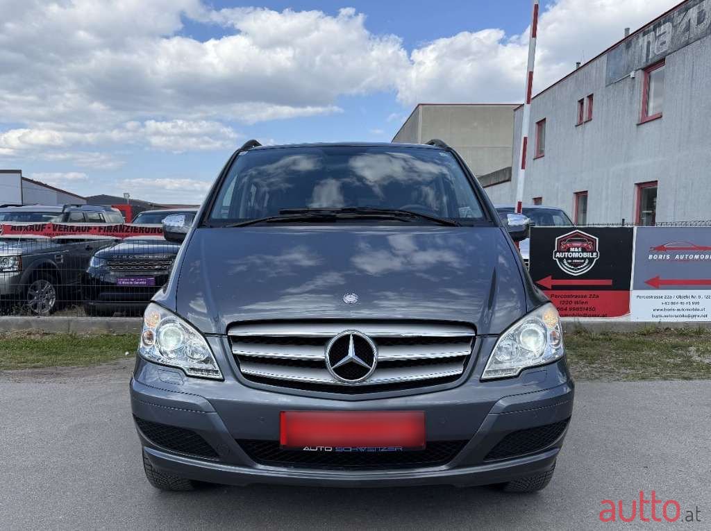 2011' Mercedes-Benz Viano photo #2