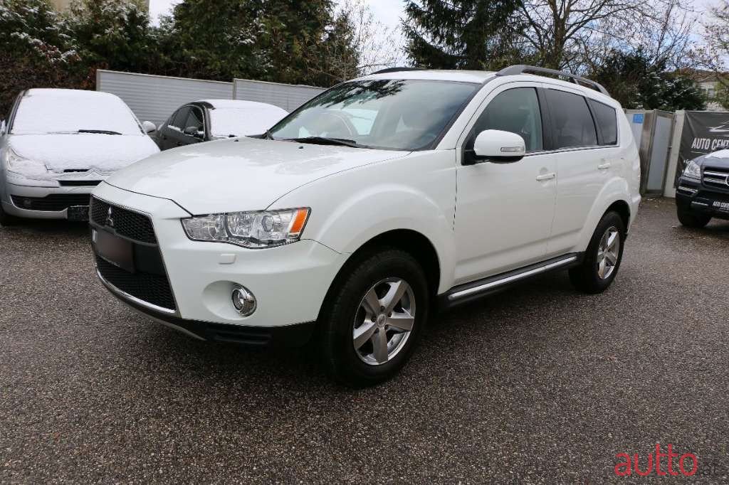 2012' Mitsubishi Outlander photo #3