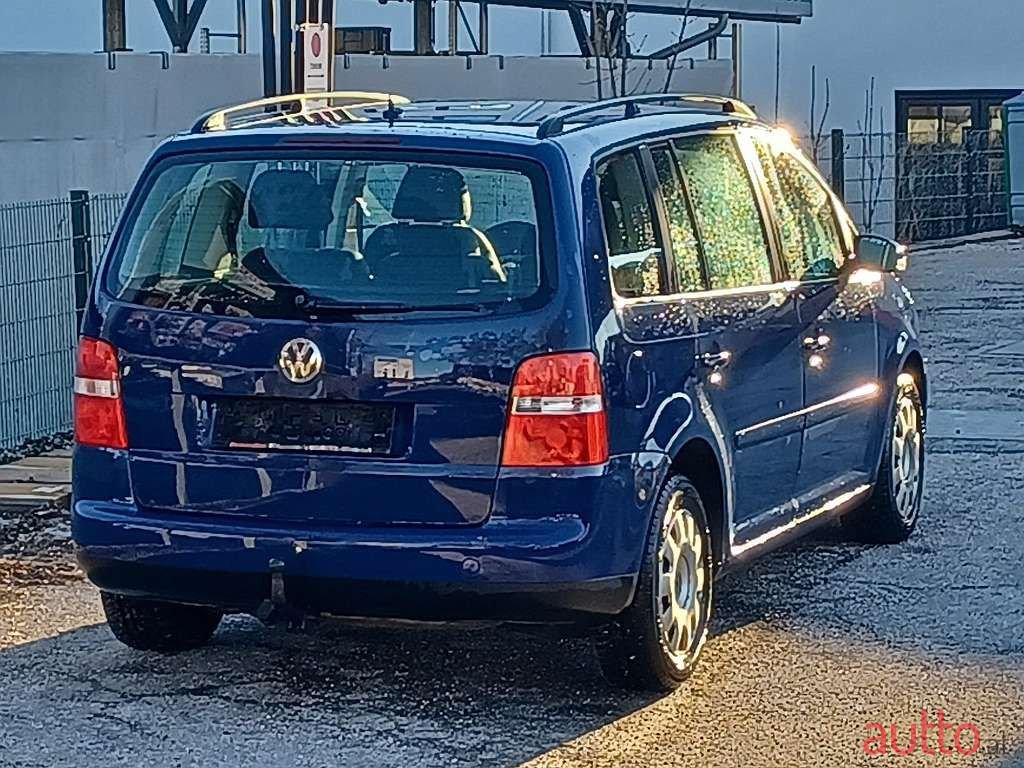 2006' Volkswagen Touran photo #5