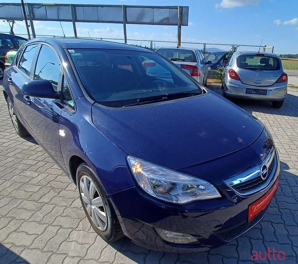2012' Opel Astra photo #1