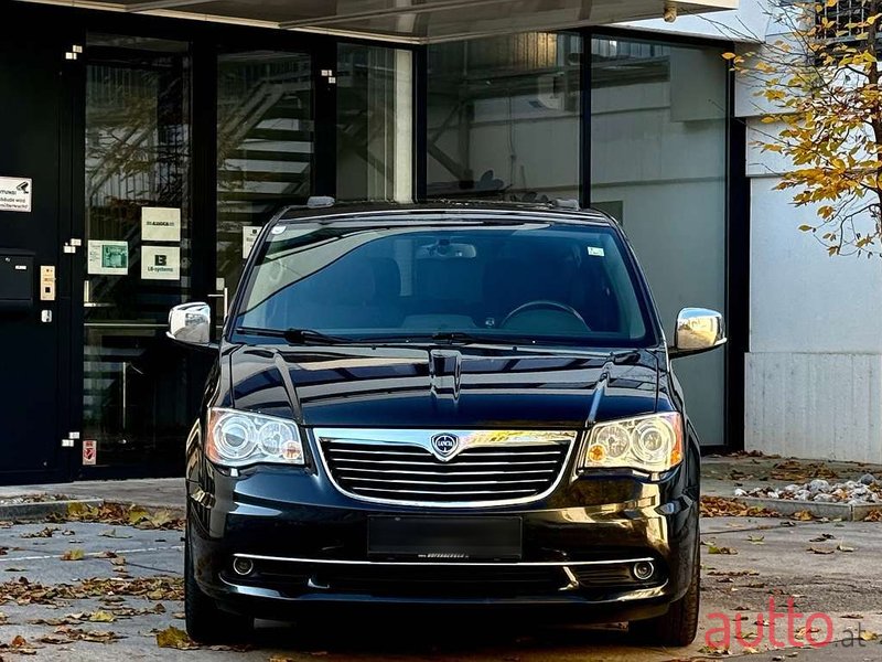 2013' Lancia Voyager photo #3