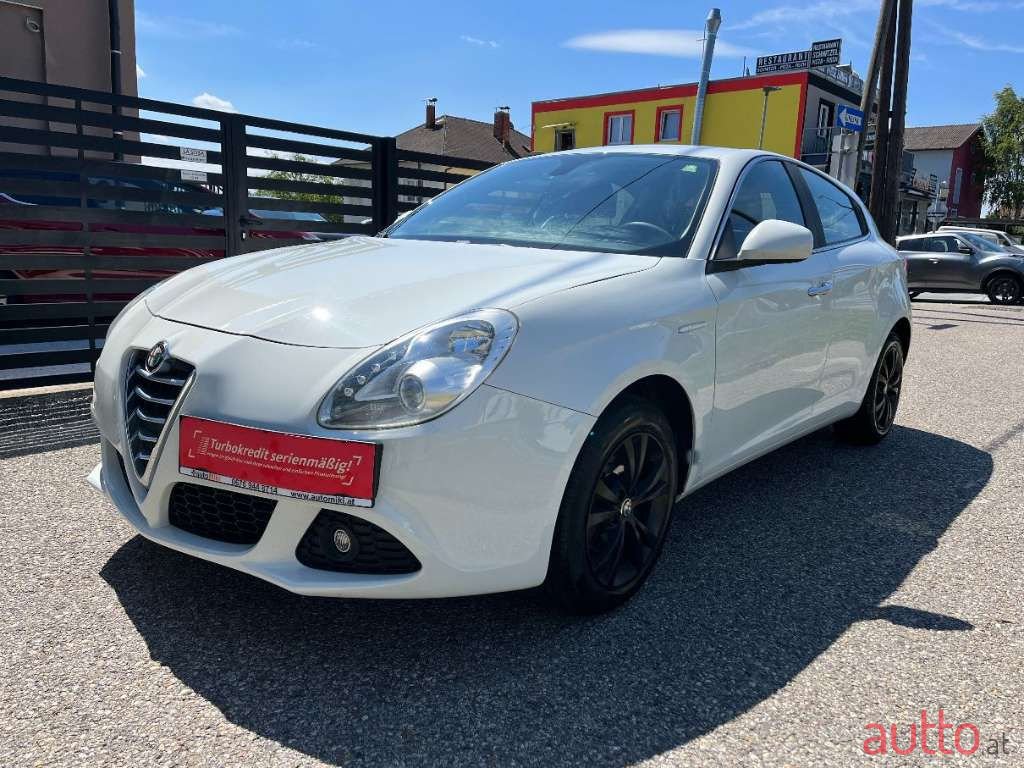 2011' Alfa Romeo Giulietta photo #1