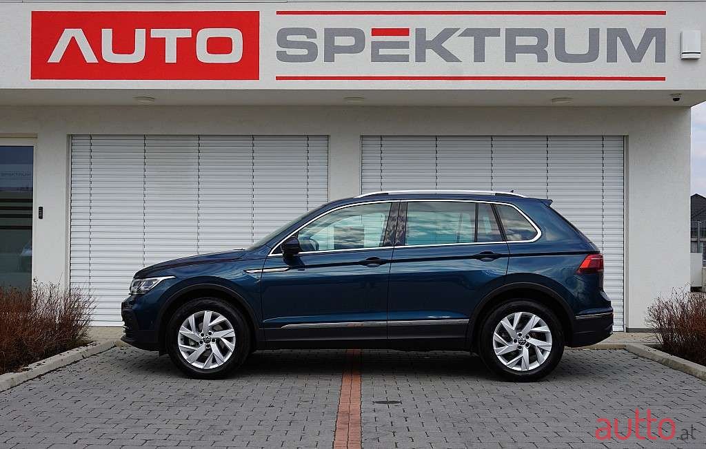 2020' Volkswagen Tiguan photo #2