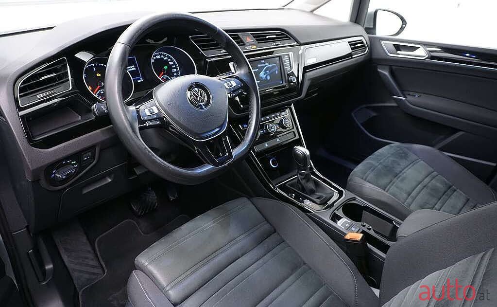 2017' Volkswagen Touran photo #5