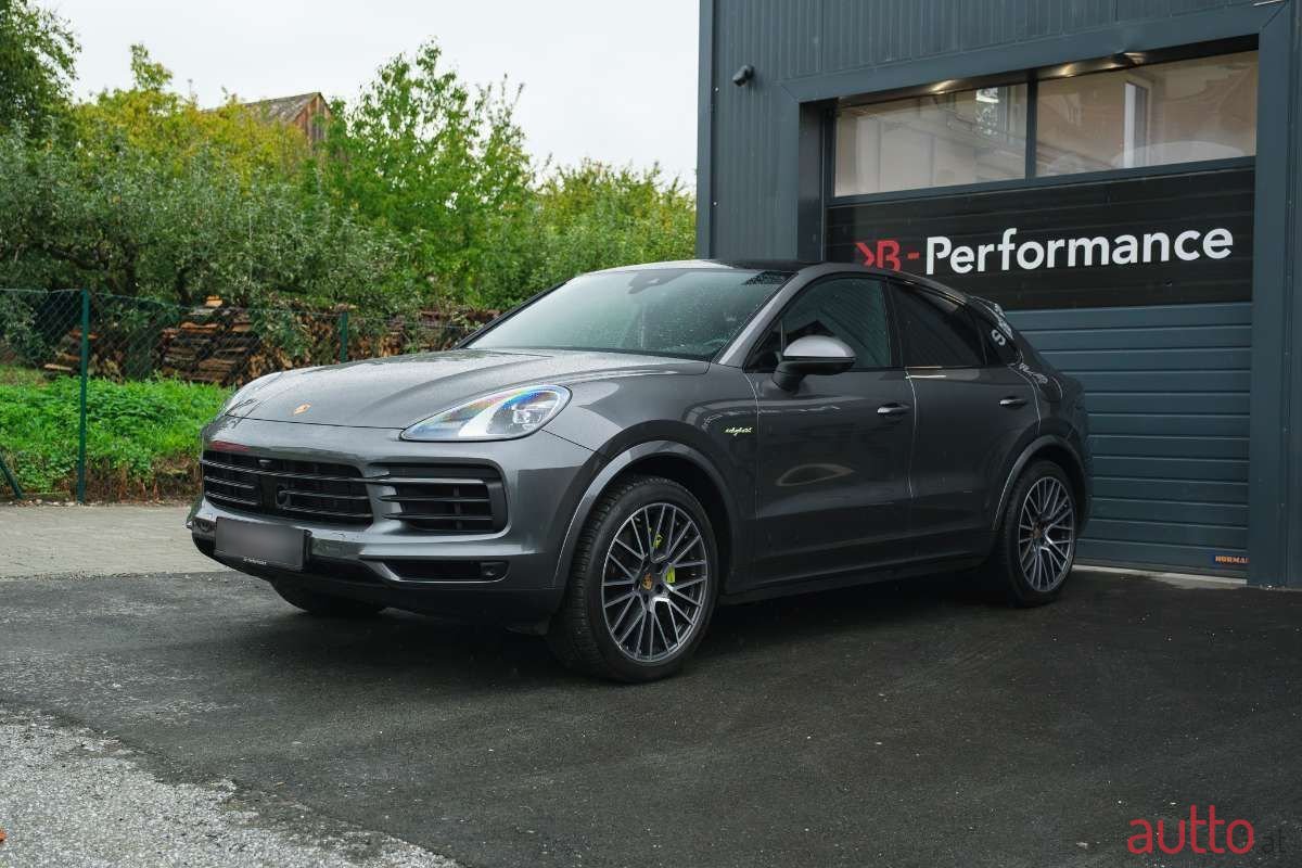 2022' Porsche Cayenne photo #2