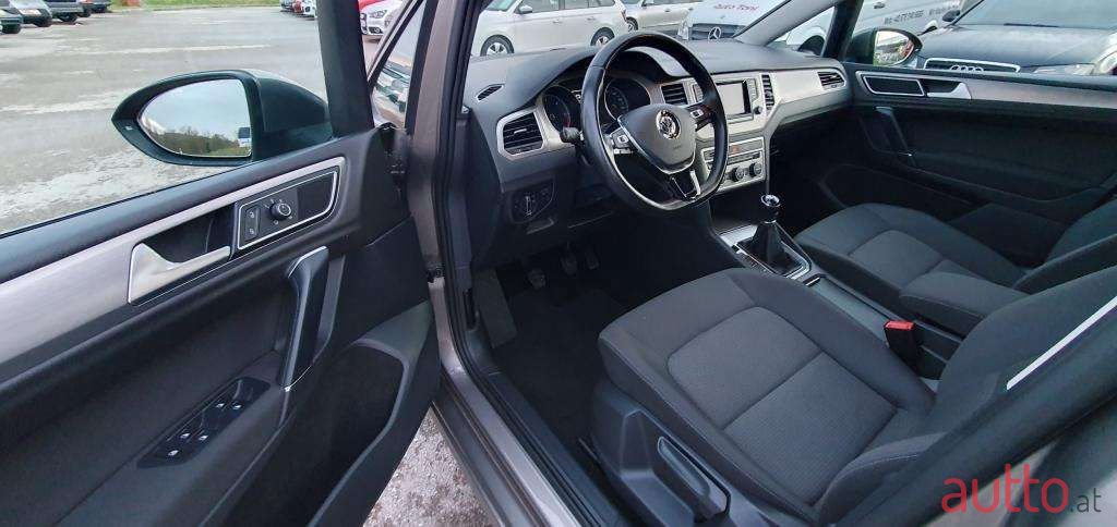 2015' Volkswagen Golf photo #6