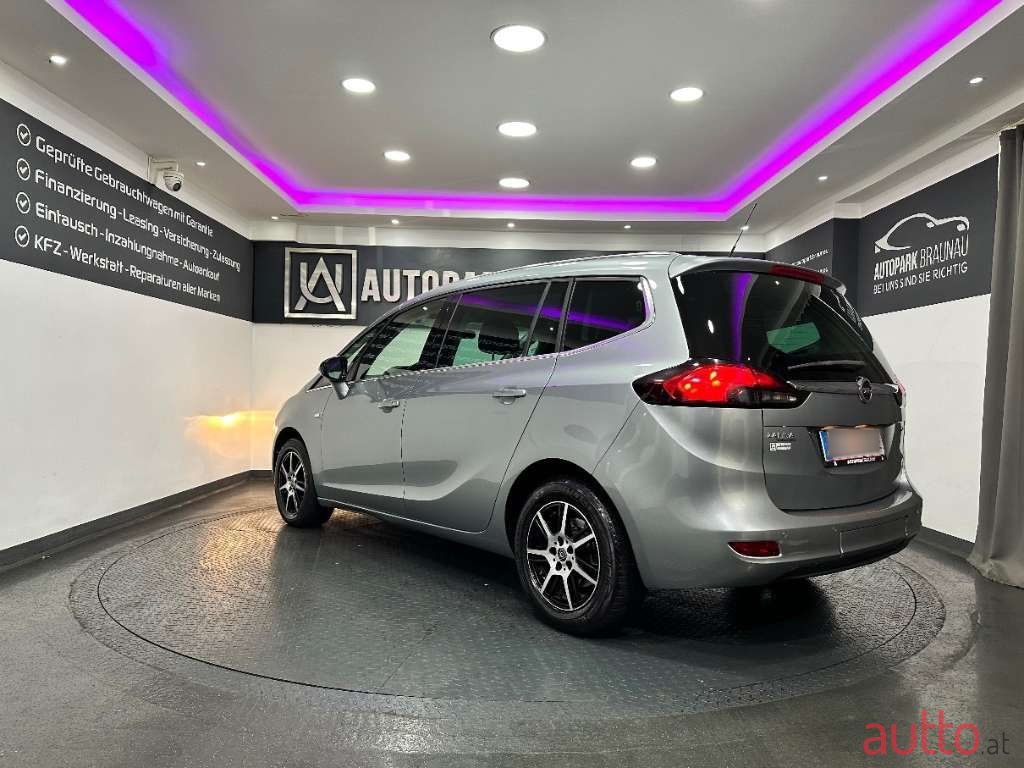 2012' Opel Zafira photo #4