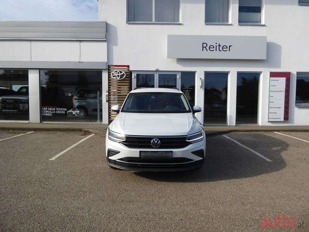 2020' Volkswagen Tiguan photo #1