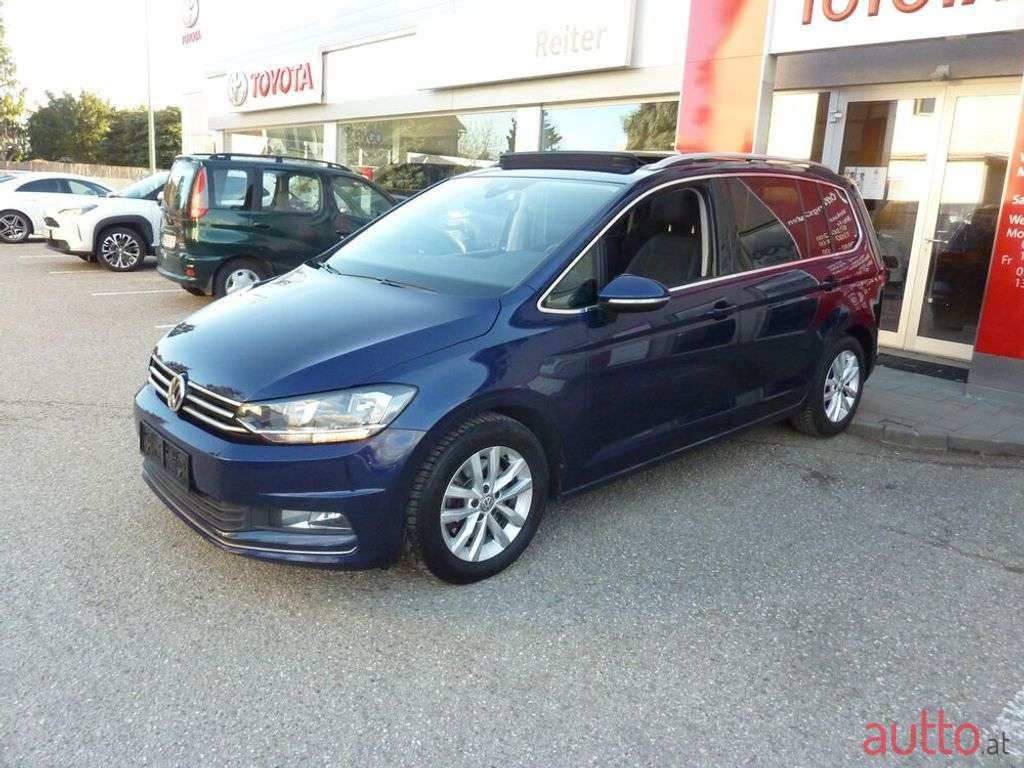 2017' Volkswagen Touran photo #2