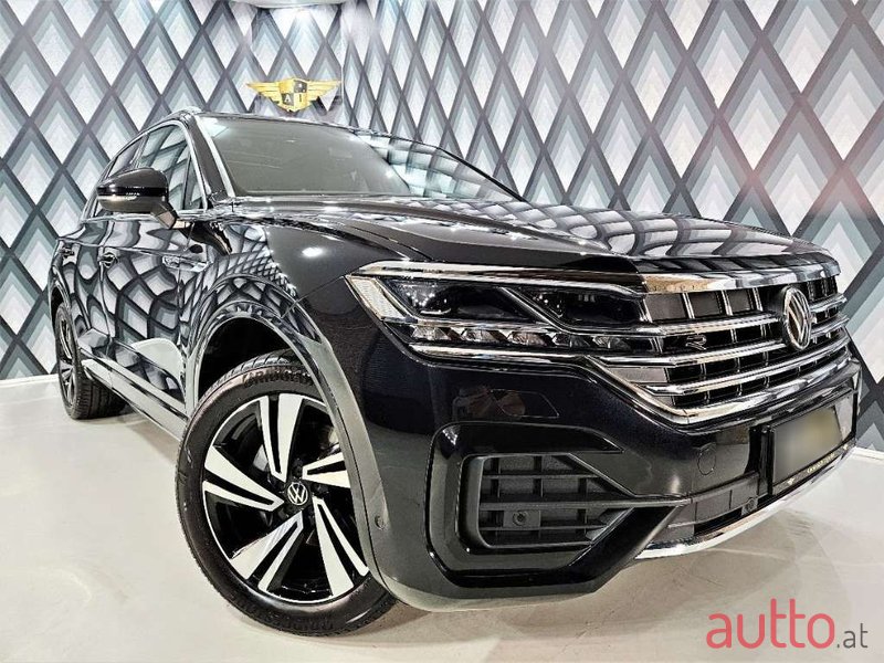 2022' Volkswagen Touareg photo #1