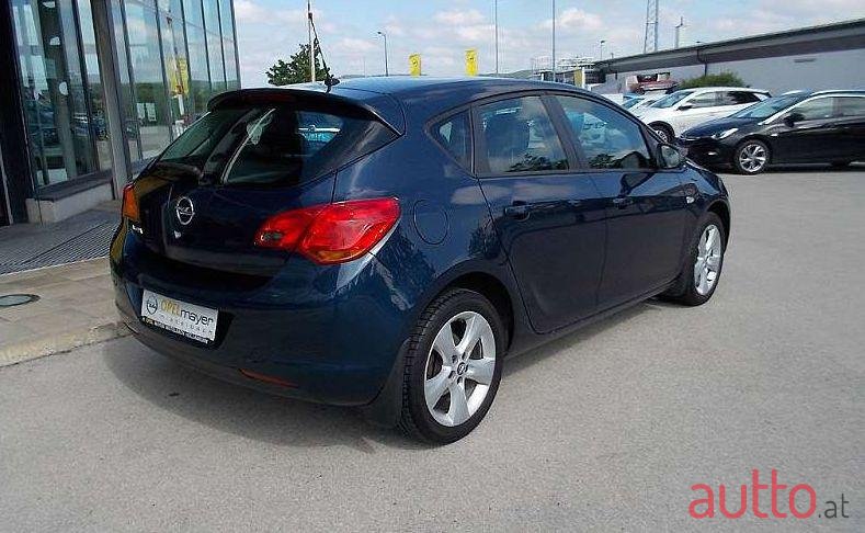 2010' Opel Astra photo #2