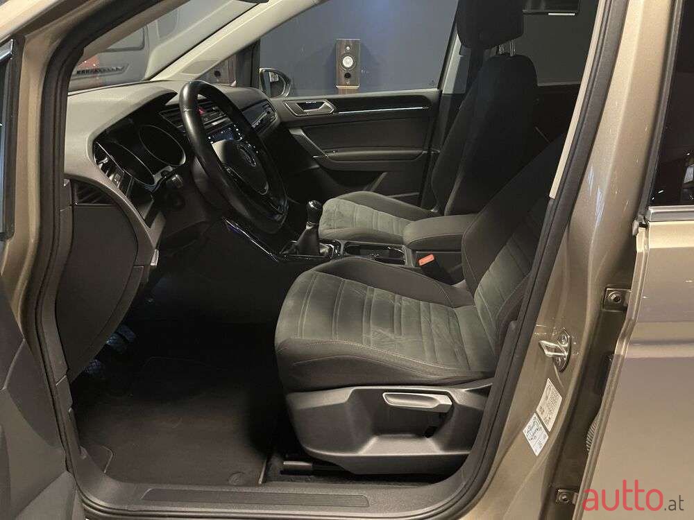 2017' Volkswagen Touran photo #4