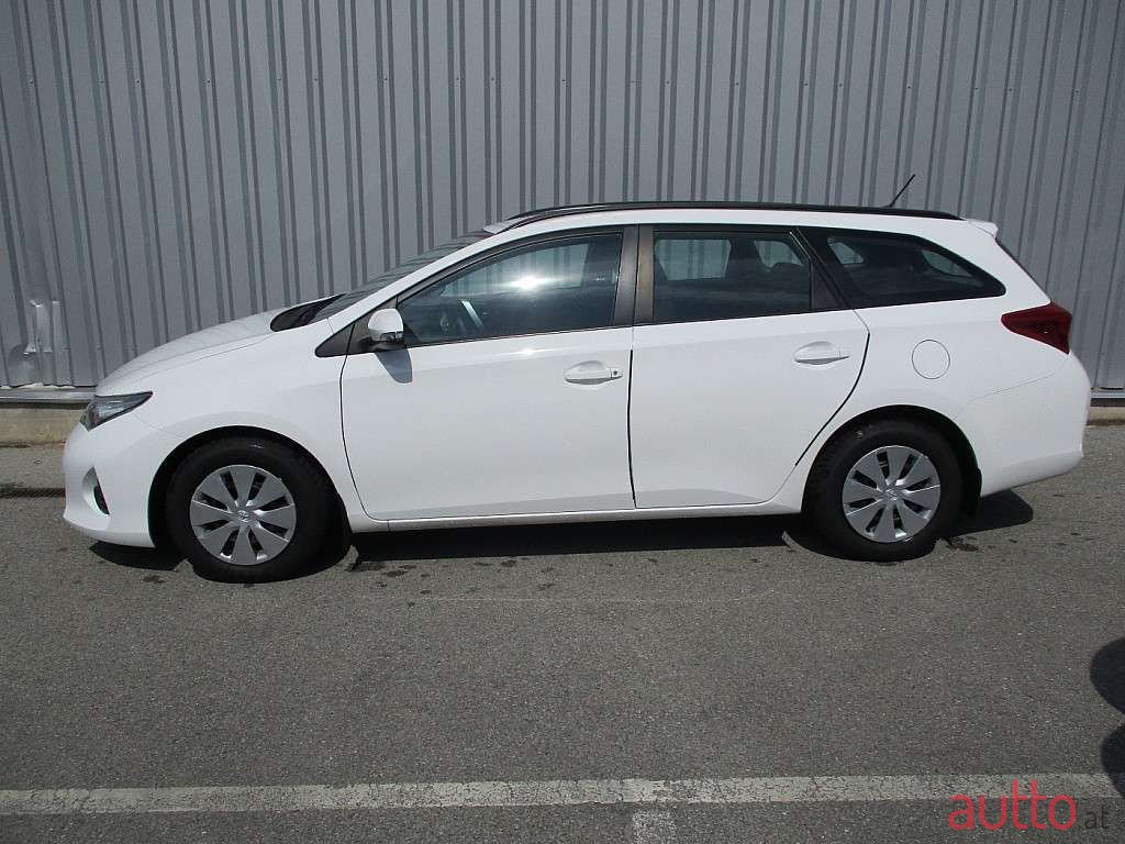 2013' Toyota Auris photo #3