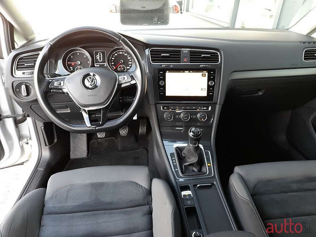 2019' Volkswagen Golf photo #2