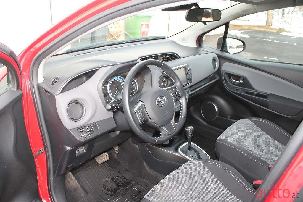 2016' Toyota Yaris photo #5