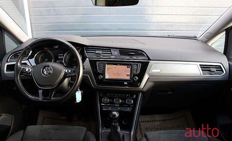 2015' Volkswagen Touran photo #2