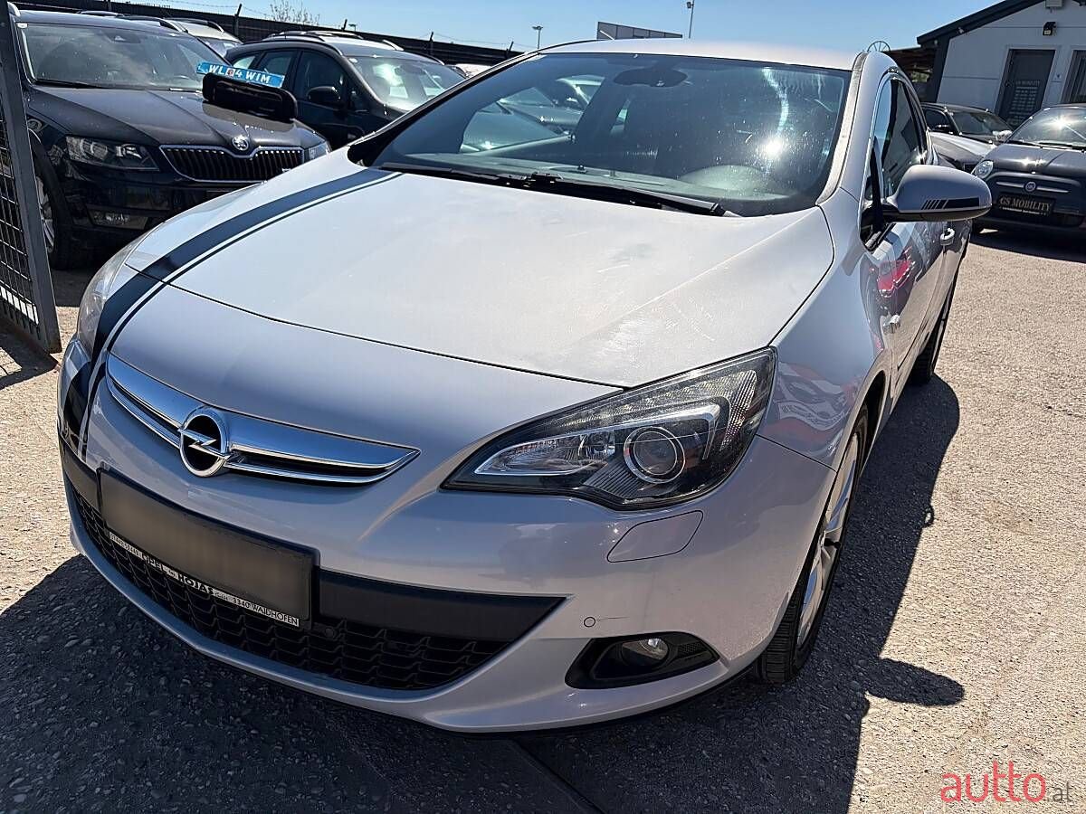 2012' Opel Astra photo #3