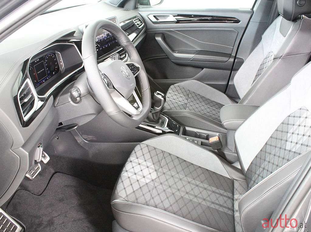 2023' Volkswagen T-Roc photo #3