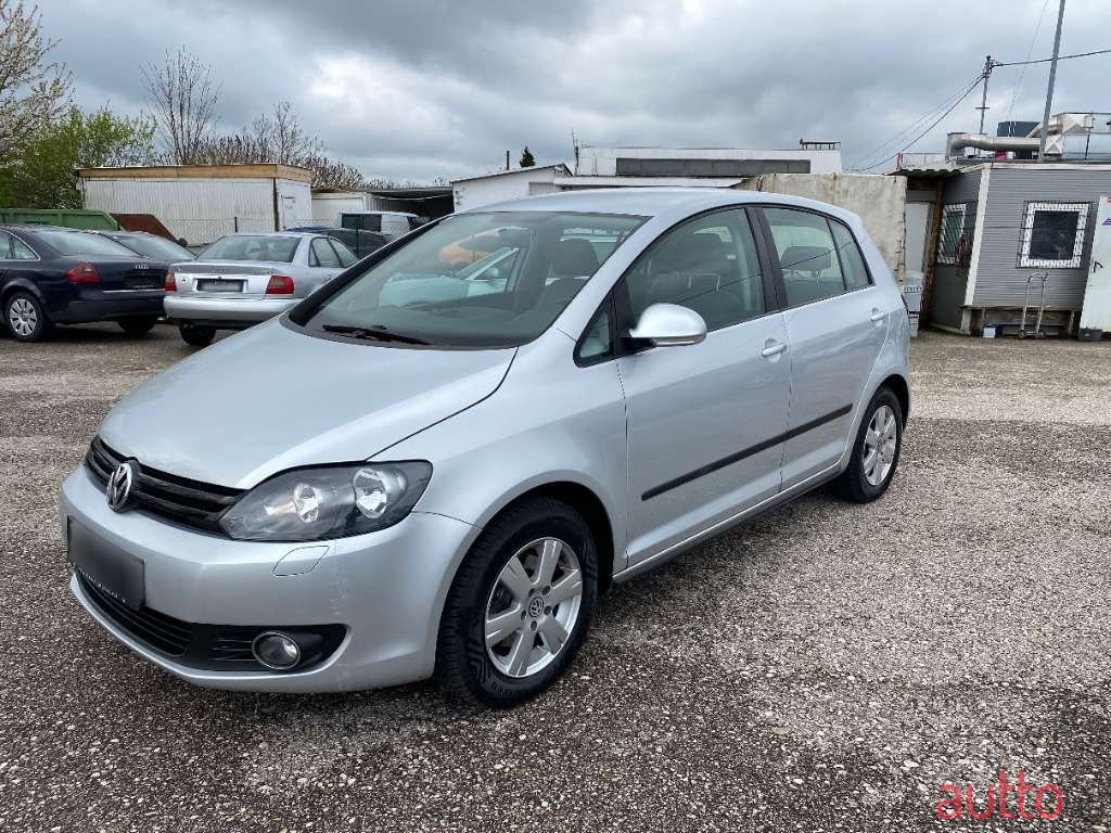 2009' Volkswagen Golf photo #2