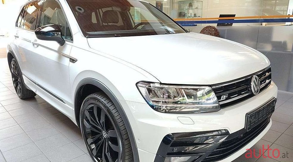 2020' Volkswagen Tiguan photo #1