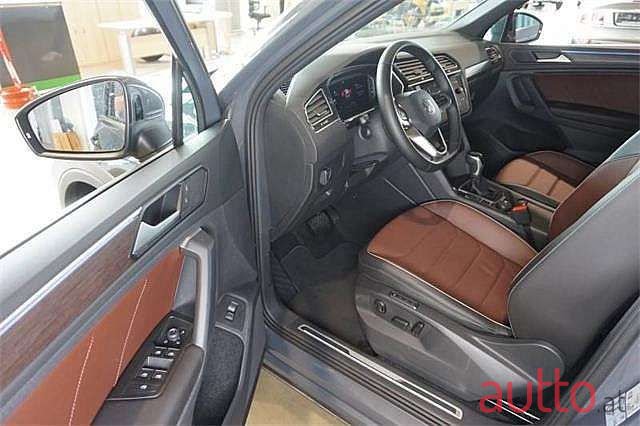 2020' Volkswagen Tiguan photo #4