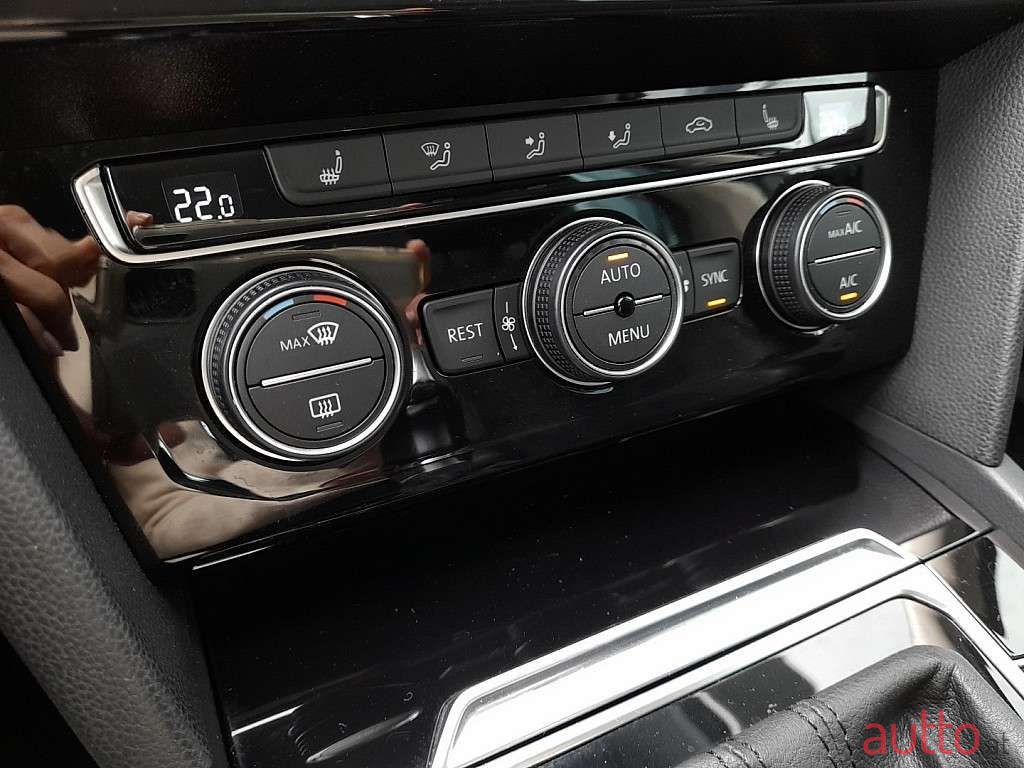 2019' Volkswagen Passat photo #4