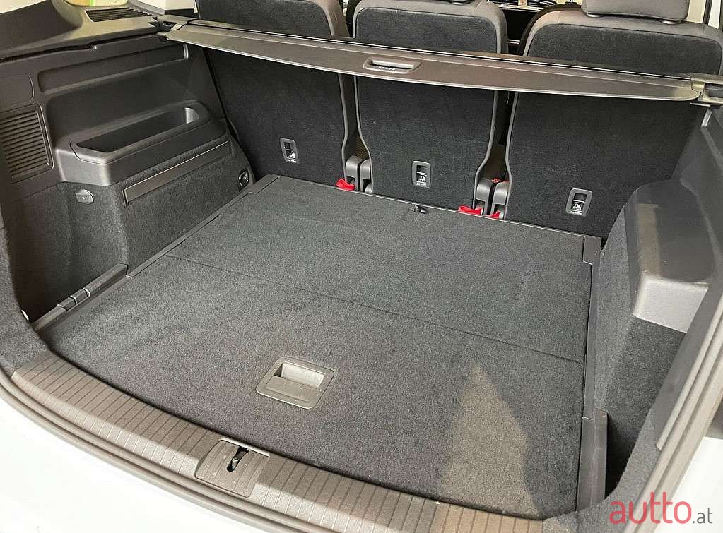 2020' Volkswagen Touran photo #4