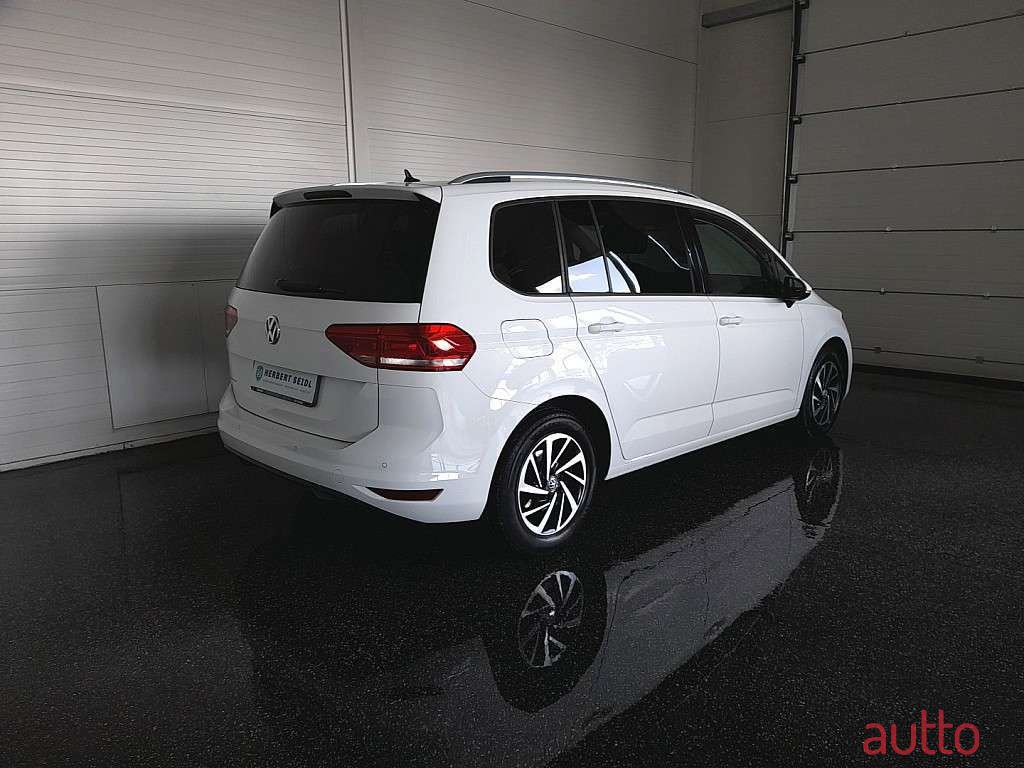 2019' Volkswagen Touran photo #1