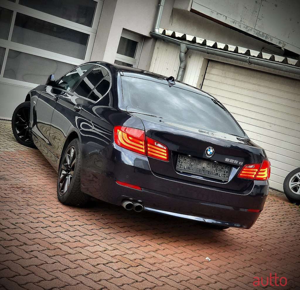 2011' BMW 5Er-Reihe photo #3