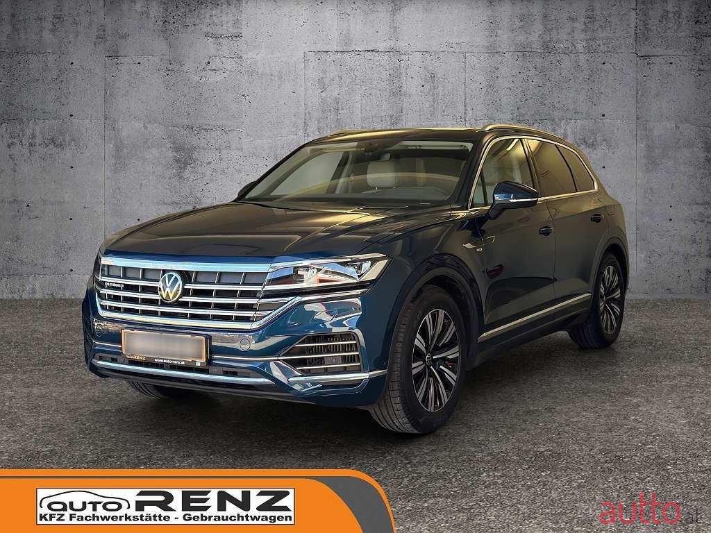2022' Volkswagen Touareg photo #1