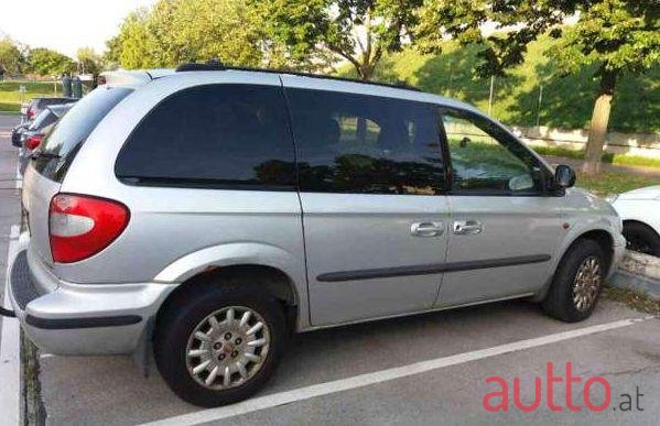 2002' Chrysler Voyager photo #2