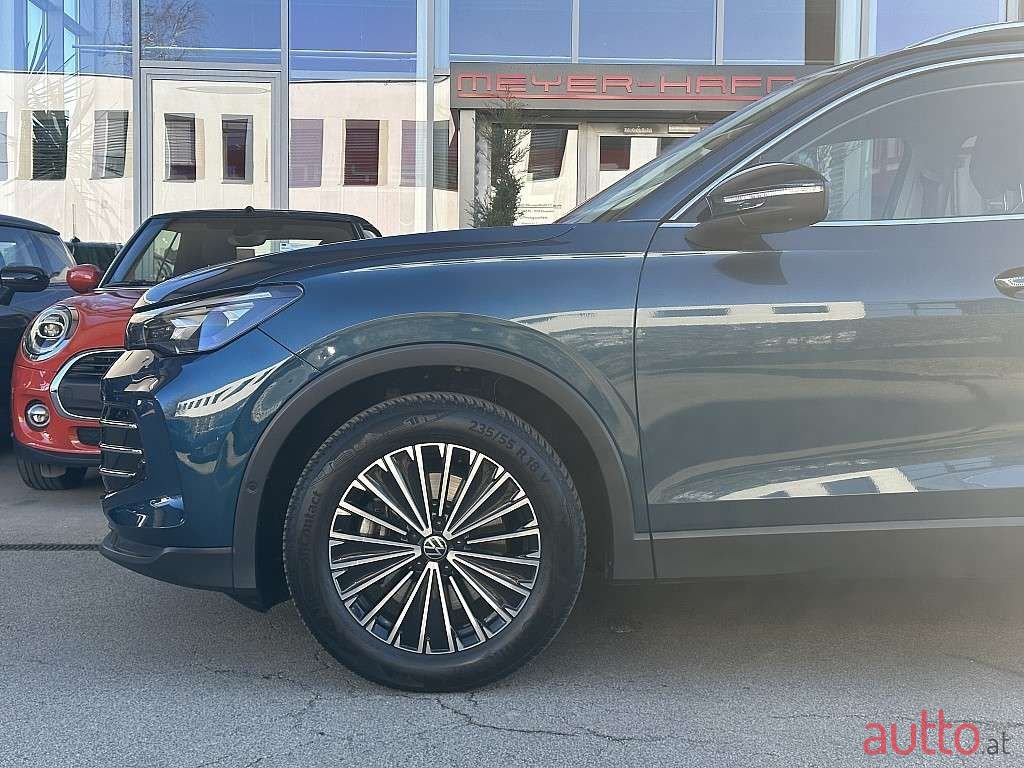 2024' Volkswagen Tiguan photo #5