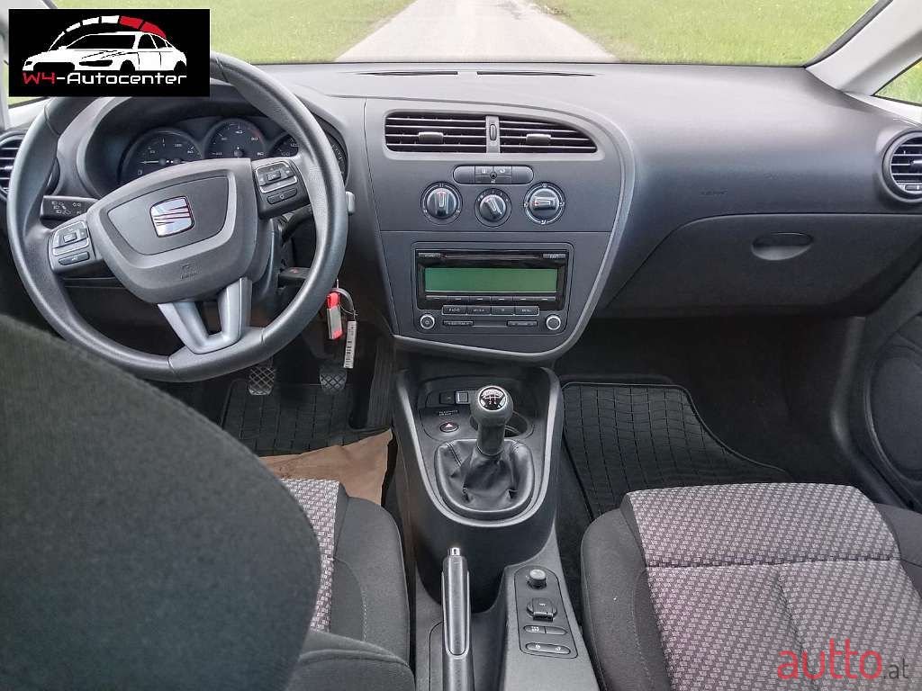 2011' SEAT Leon photo #5