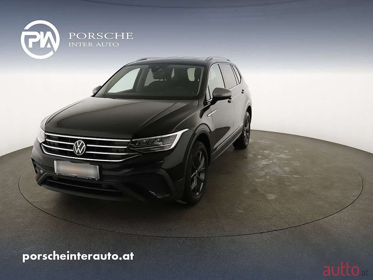 2022' Volkswagen Tiguan photo #1