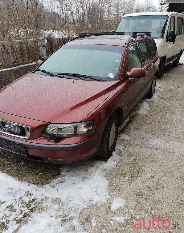 2002' Volvo V70 photo #1