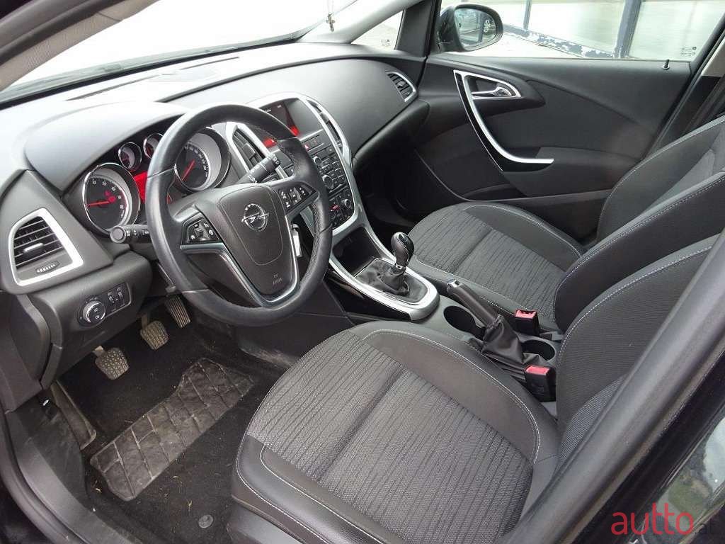 2015' Opel Astra photo #5
