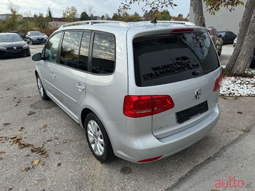 2011' Volkswagen Touran photo #4