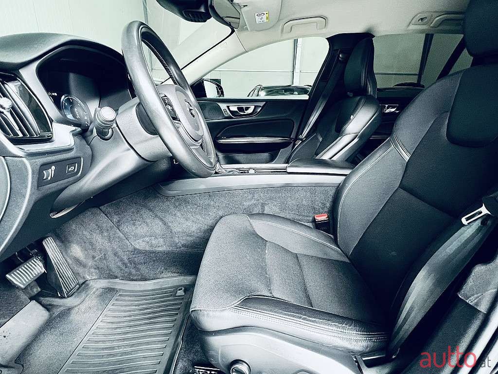 2019' Volvo V60 photo #6