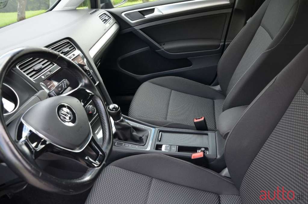 2018' Volkswagen Golf photo #5