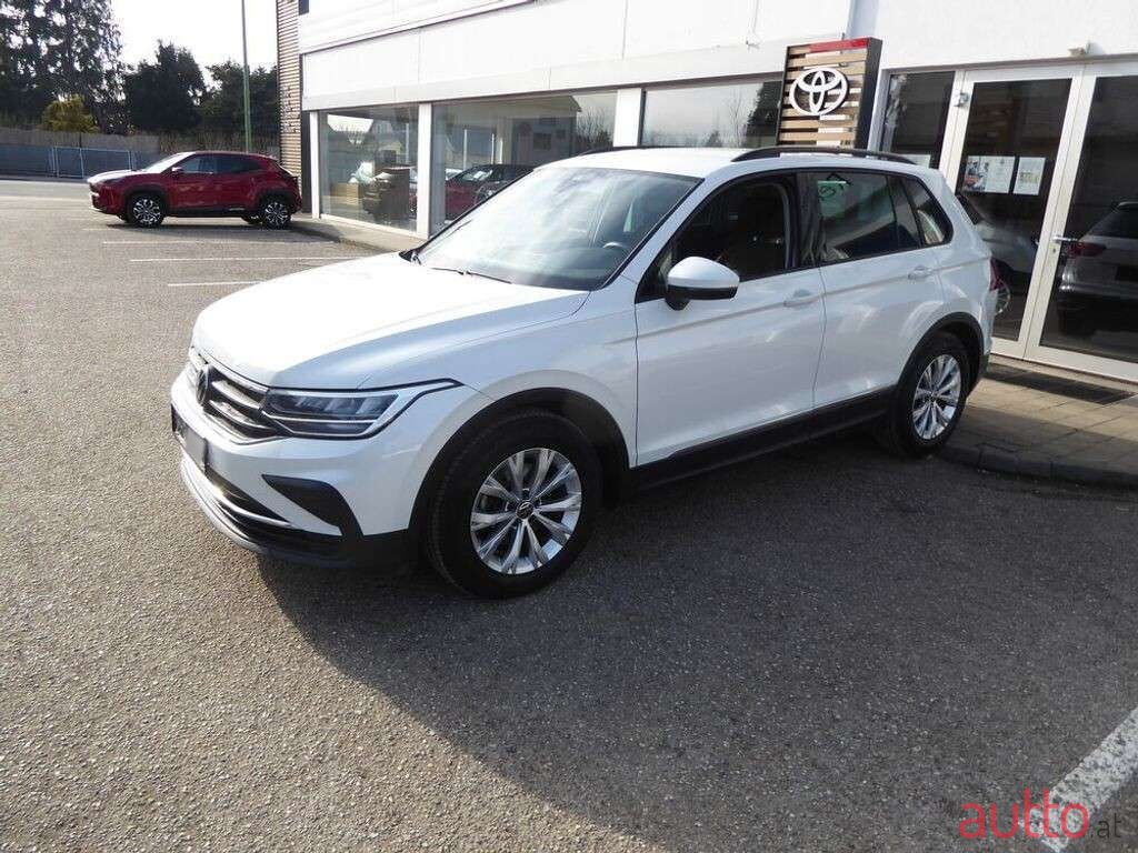 2020' Volkswagen Tiguan photo #2