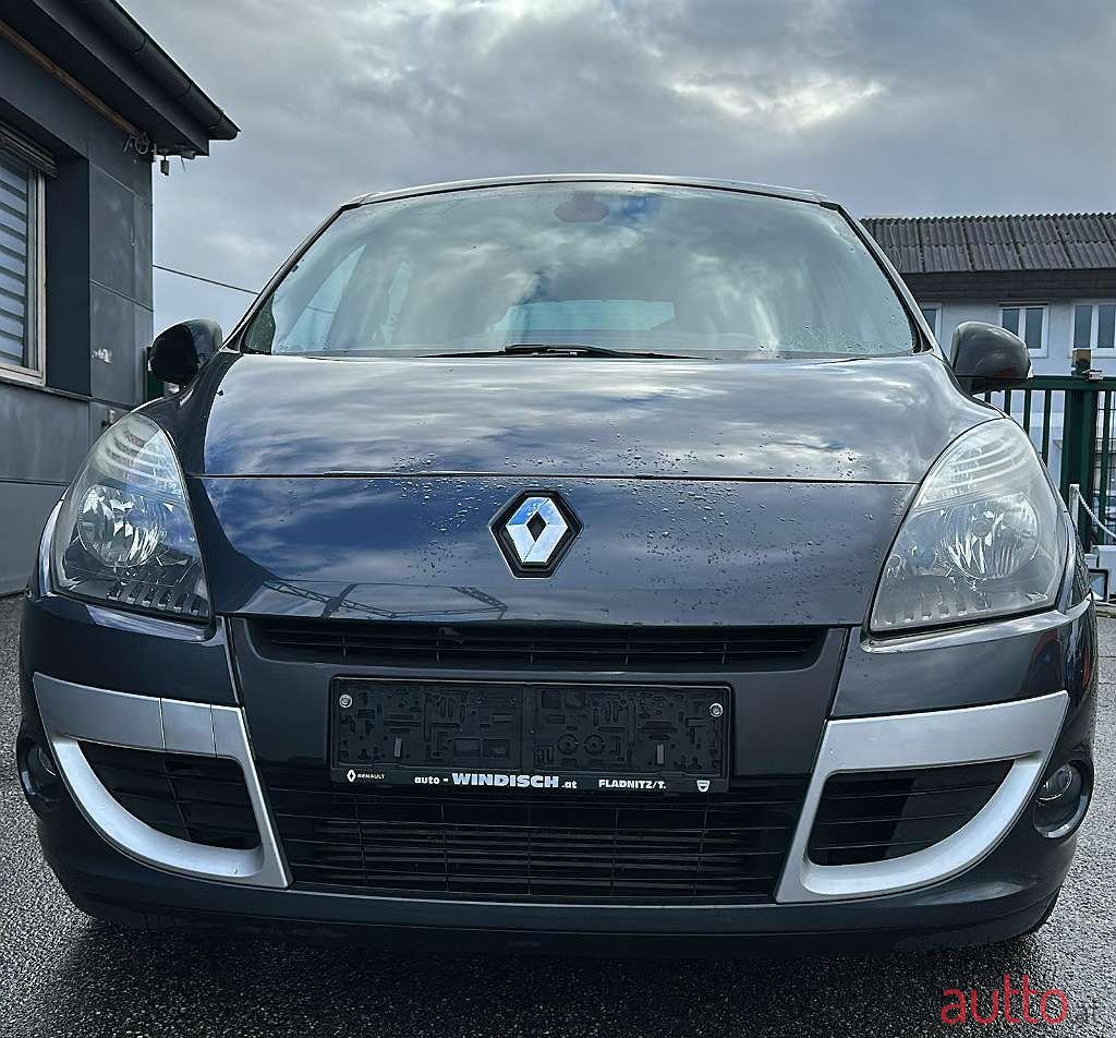 2011' Renault Megane photo #1