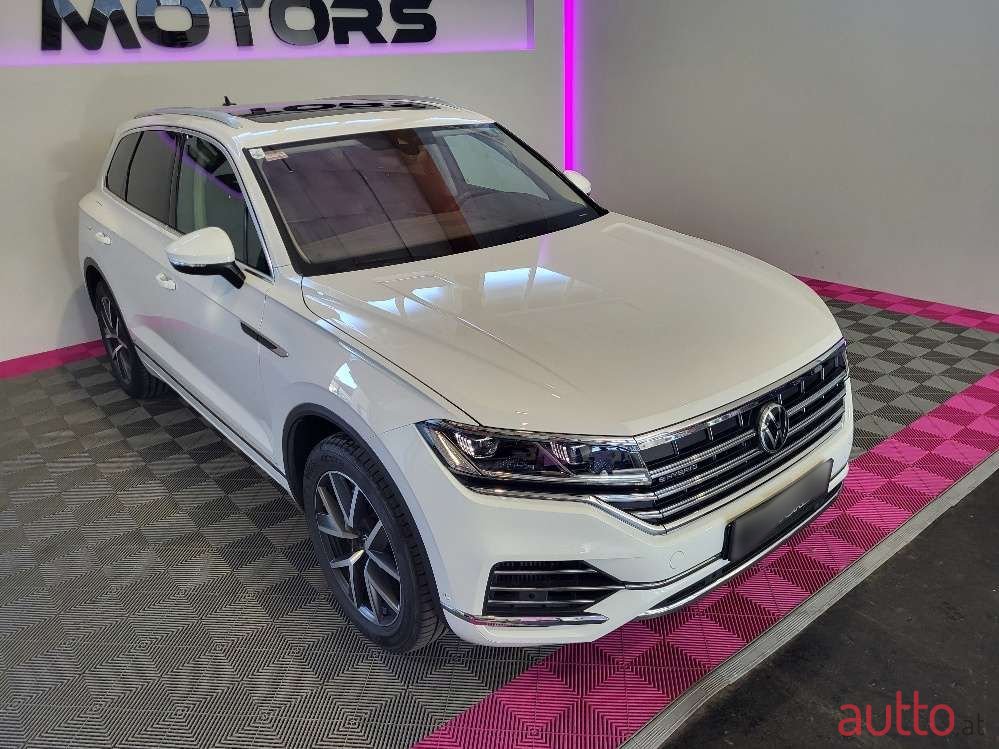 2021' Volkswagen Touareg photo #6