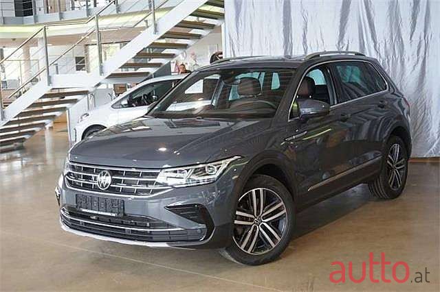 2020' Volkswagen Tiguan photo #1